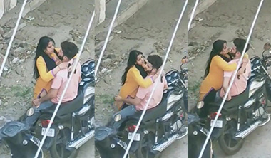 Dusky Girl Romance in Public Place Viral Leak